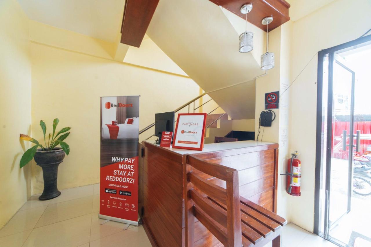 Отель Reddoorz @ D Maagma Street Калибо Экстерьер фото