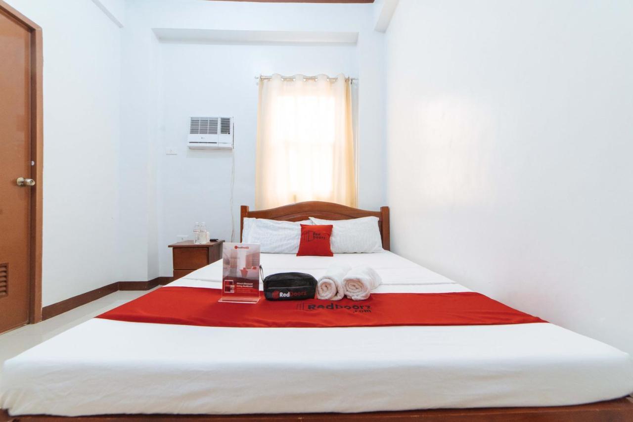 Отель Reddoorz @ D Maagma Street Калибо Экстерьер фото