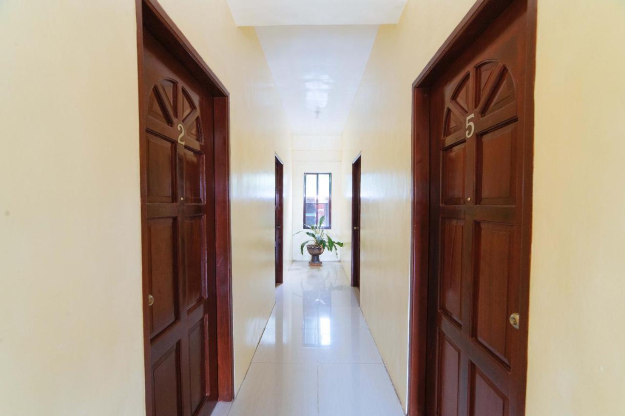 Отель Reddoorz @ D Maagma Street Калибо Экстерьер фото