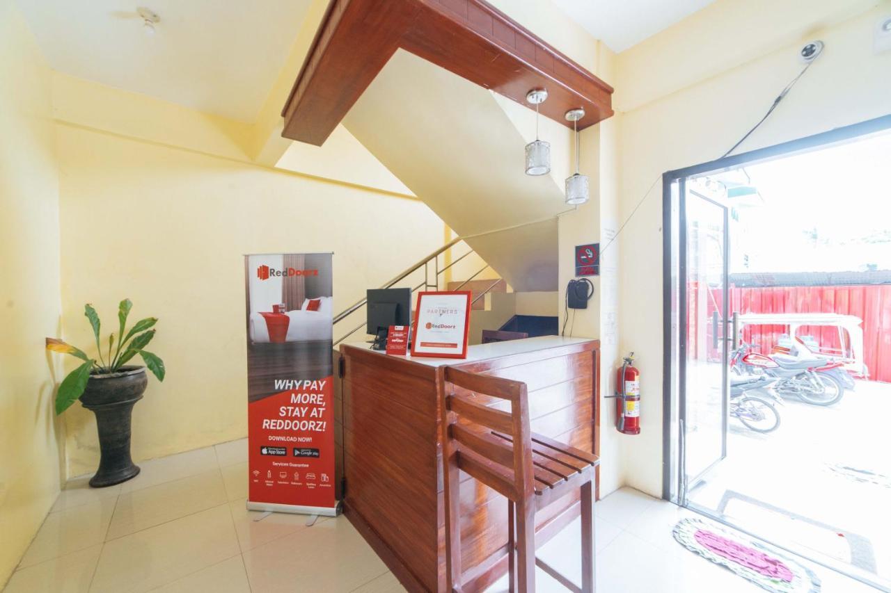 Отель Reddoorz @ D Maagma Street Калибо Экстерьер фото
